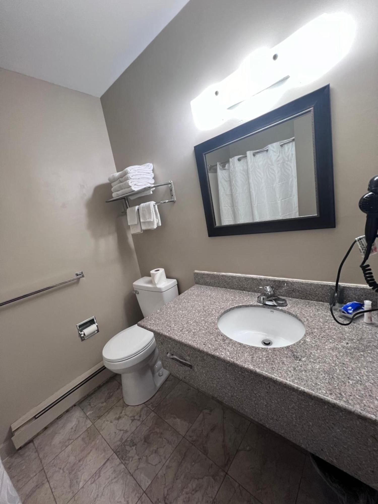 Rodeway Inn & Suites ハーシー エクステリア 写真