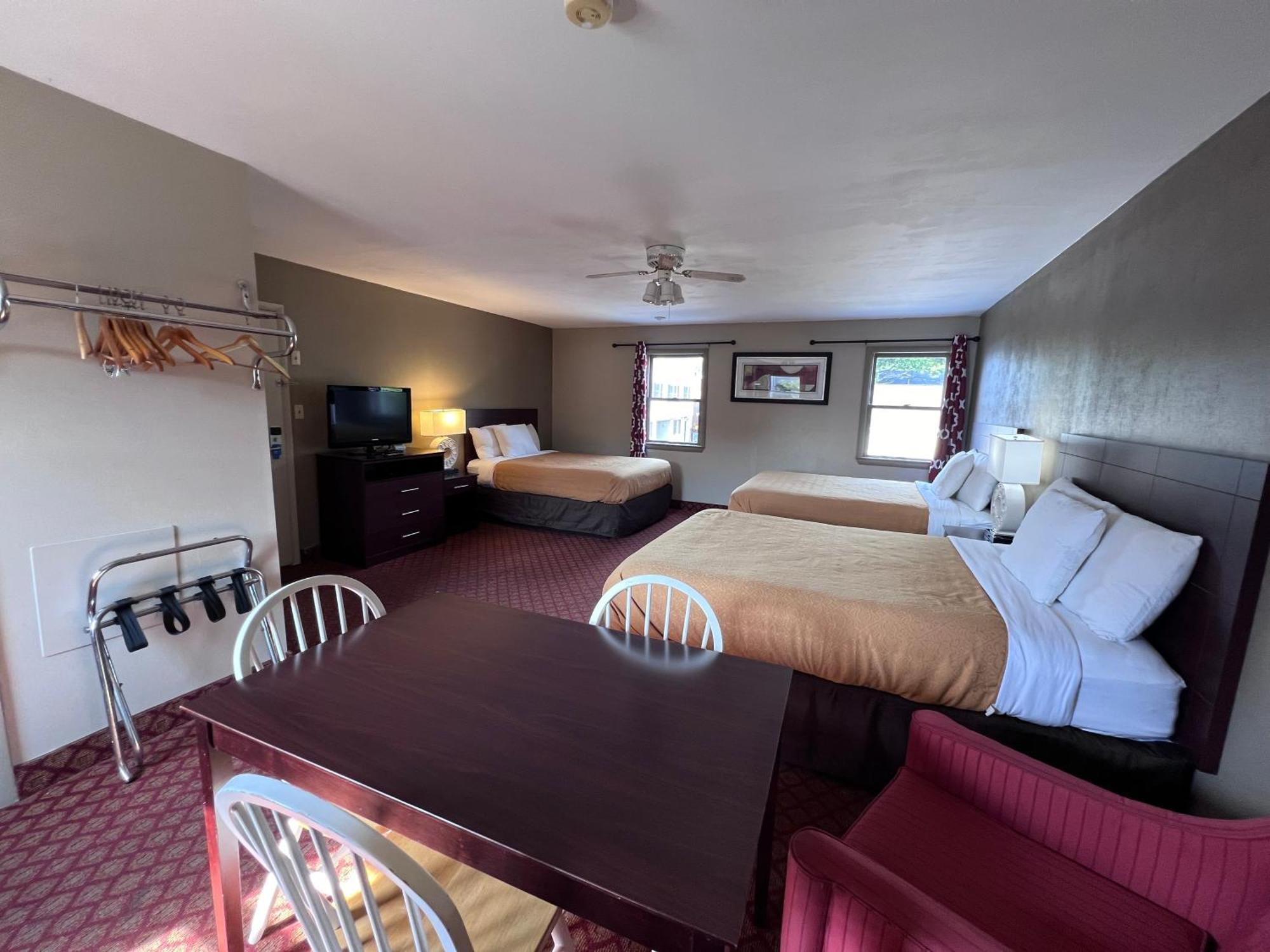 Rodeway Inn & Suites ハーシー エクステリア 写真