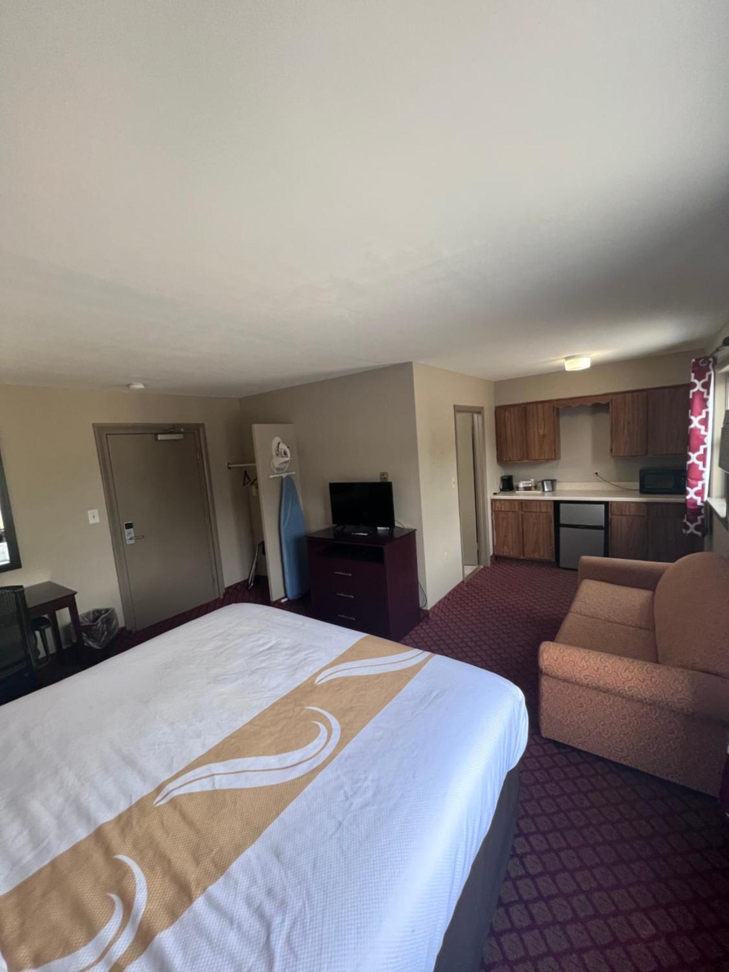 Rodeway Inn & Suites ハーシー エクステリア 写真