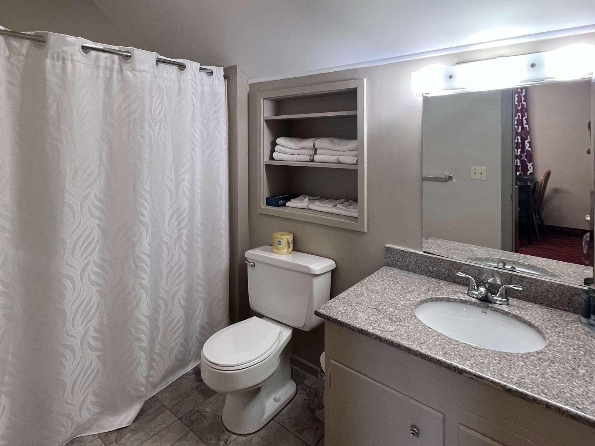 Rodeway Inn & Suites ハーシー エクステリア 写真